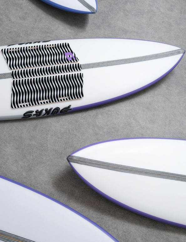 https://assets.boardshop.co.uk/media/catalog/product/cache/84fb7476437a6657382ea29e60ff78c1/g/o/gorilla-warp-centre-deck-surfbboard-traction-pad-white_b.jpg